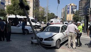 Otomobil ile kamyonet &ccedil;arpıştı: 1&rsquo;i &ccedil;ocuk 6 yaralı