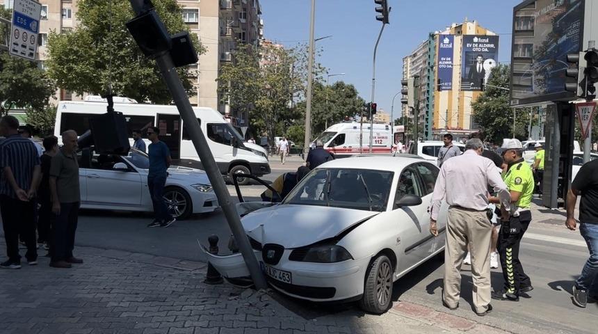 Otomobil ile kamyonet &ccedil;arpıştı: 1&rsquo;i &ccedil;ocuk 6 yaralı