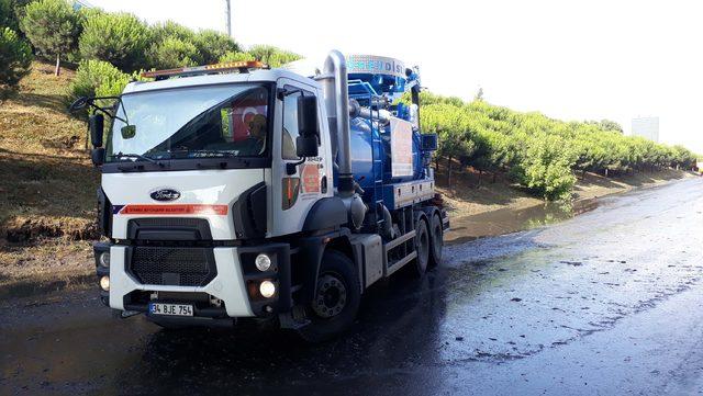 TEM'de yan yolu su bastı: Yoğunluk yaşanıyor