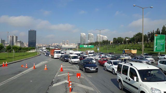 TEM'de yan yolu su bastı: Yoğunluk yaşanıyor