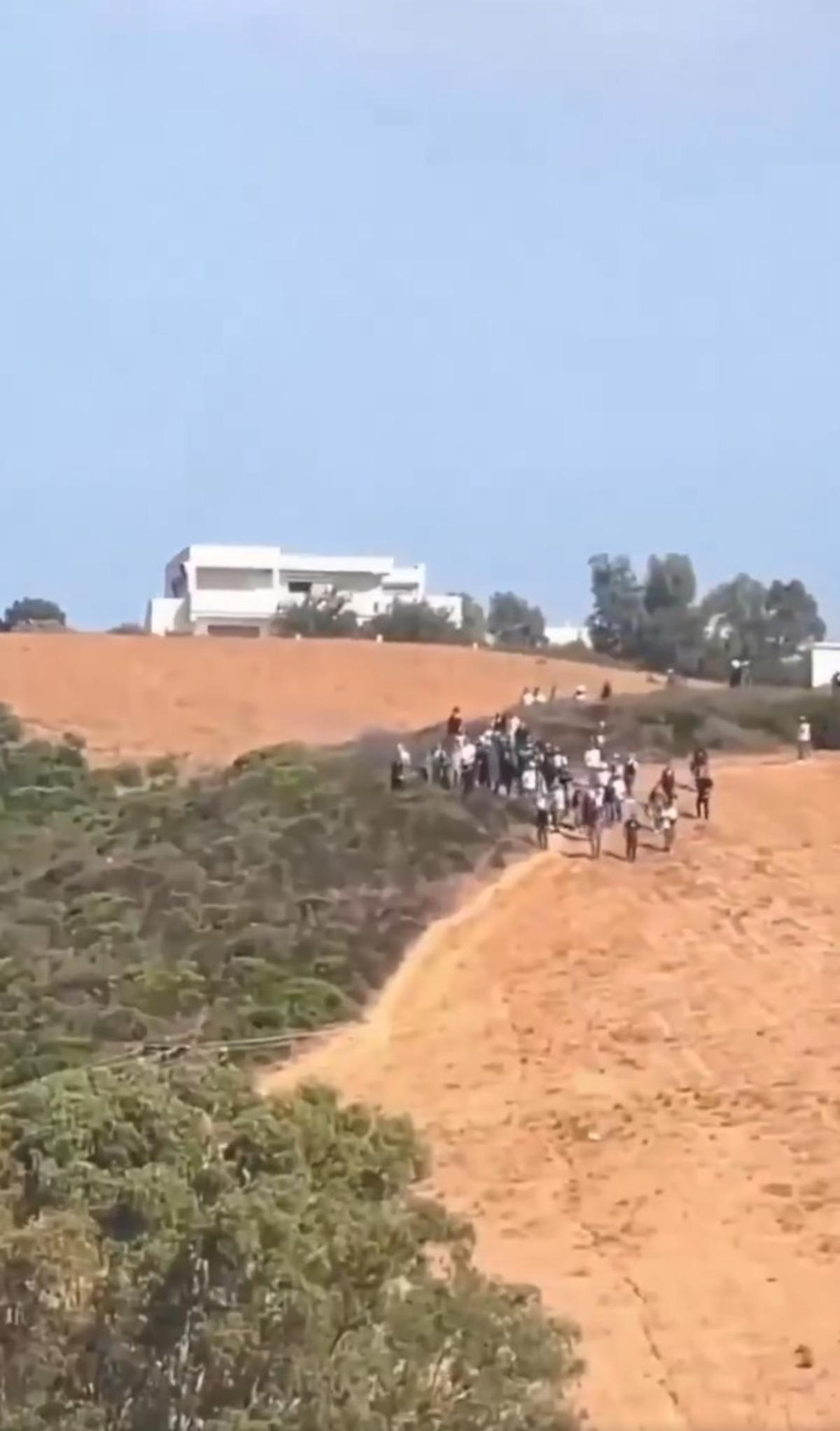 Sosyal medyada örgütlenip binlerce insan sınıra doğru ilerledi! İspanya nın Fas sınırı yine tehlikede 4