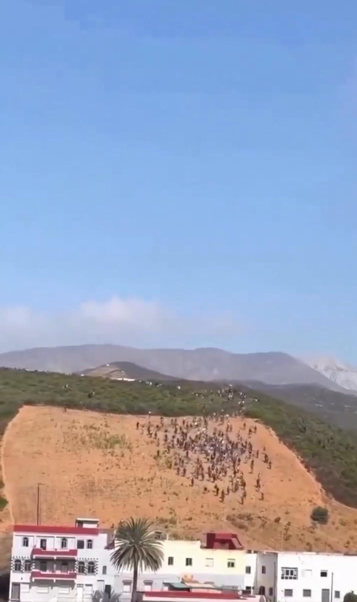 Sosyal medyada örgütlenip binlerce insan sınıra doğru ilerledi! İspanya nın Fas sınırı yine tehlikede 5