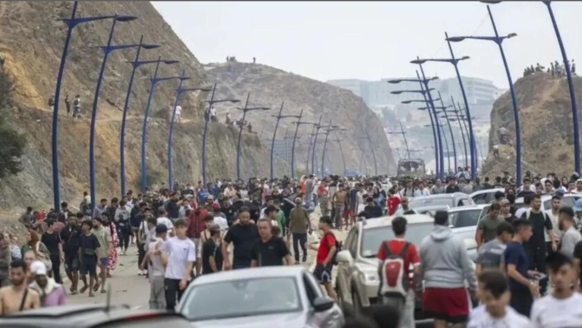 Sosyal medyada örgütlenip binlerce insan sınıra doğru ilerledi! İspanya nın Fas sınırı yine tehlikede 3
