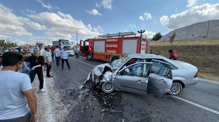 &Ccedil;orum'da otomobiller &ccedil;arpıştı: 7 yaralı