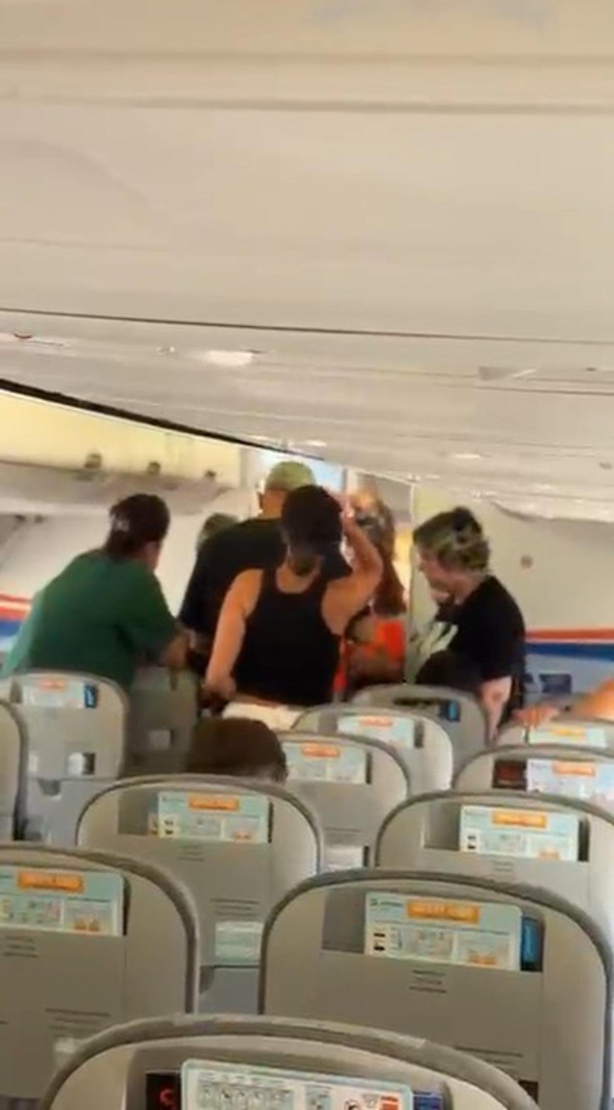 Antalya Havalimanı nda yolcular u&ccedil;akta saatlerce bekledi, bagaj krizi yaşadı 2