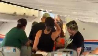 Antalya Havalimanı'nda yolcular u&ccedil;akta saatlerce bekledi, bagaj krizi yaşadı