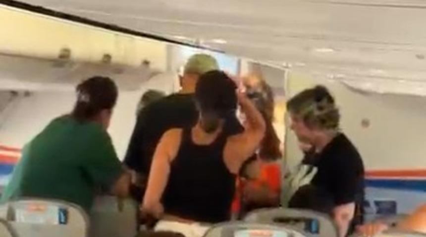 Antalya Havalimanı'nda yolcular u&ccedil;akta saatlerce bekledi, bagaj krizi yaşadı