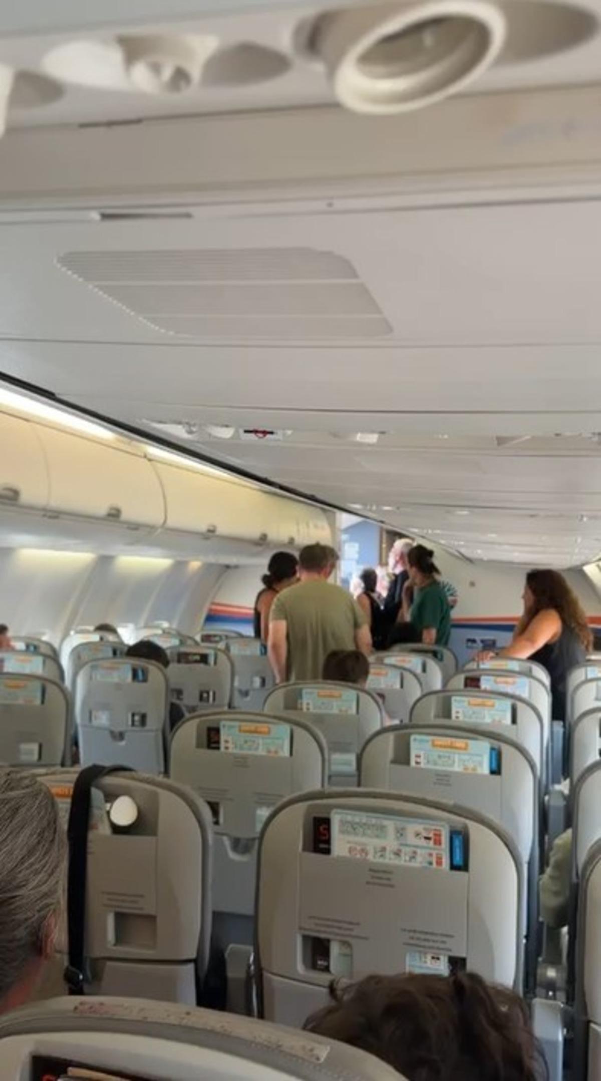 Antalya Havalimanı nda yolcular u&ccedil;akta saatlerce bekledi, bagaj krizi yaşadı 1
