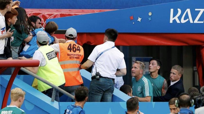 Alman holiganlar Mesut &Ouml;zil'e saldırdı