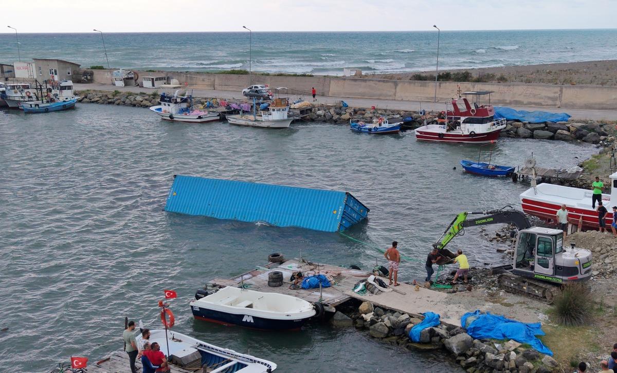 Samsun da balıkçılar konteyner için seferber oldu! Kıyıya çekildi: İçinden çay çıktı 1
