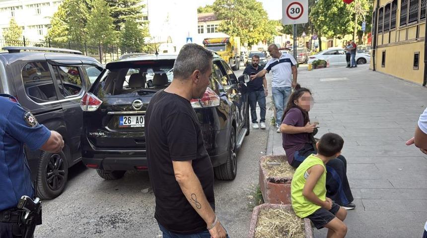 Eskişehir'de trafikte yol verme kavgası: Taşla camını kırdıkları aracın s&uuml;r&uuml;c&uuml;s&uuml;n&uuml; darbettiler