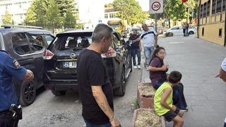 Eskişehir'de trafikte yol verme kavgası: Taşla camını kırdıkları aracın sürücüsünü darbettiler