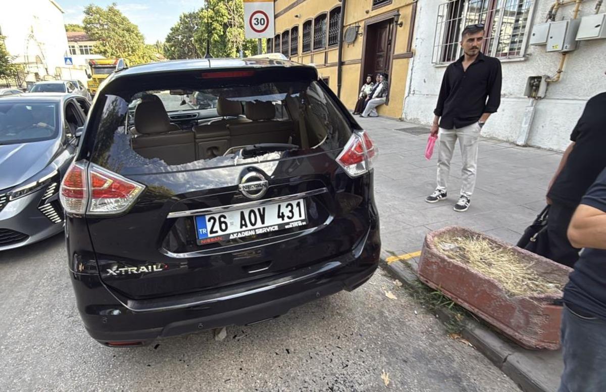 Eskişehir de trafikte yol verme kavgası: Taşla camını kırdıkları aracın s&uuml;r&uuml;c&uuml;s&uuml;n&uuml; darbettiler 1