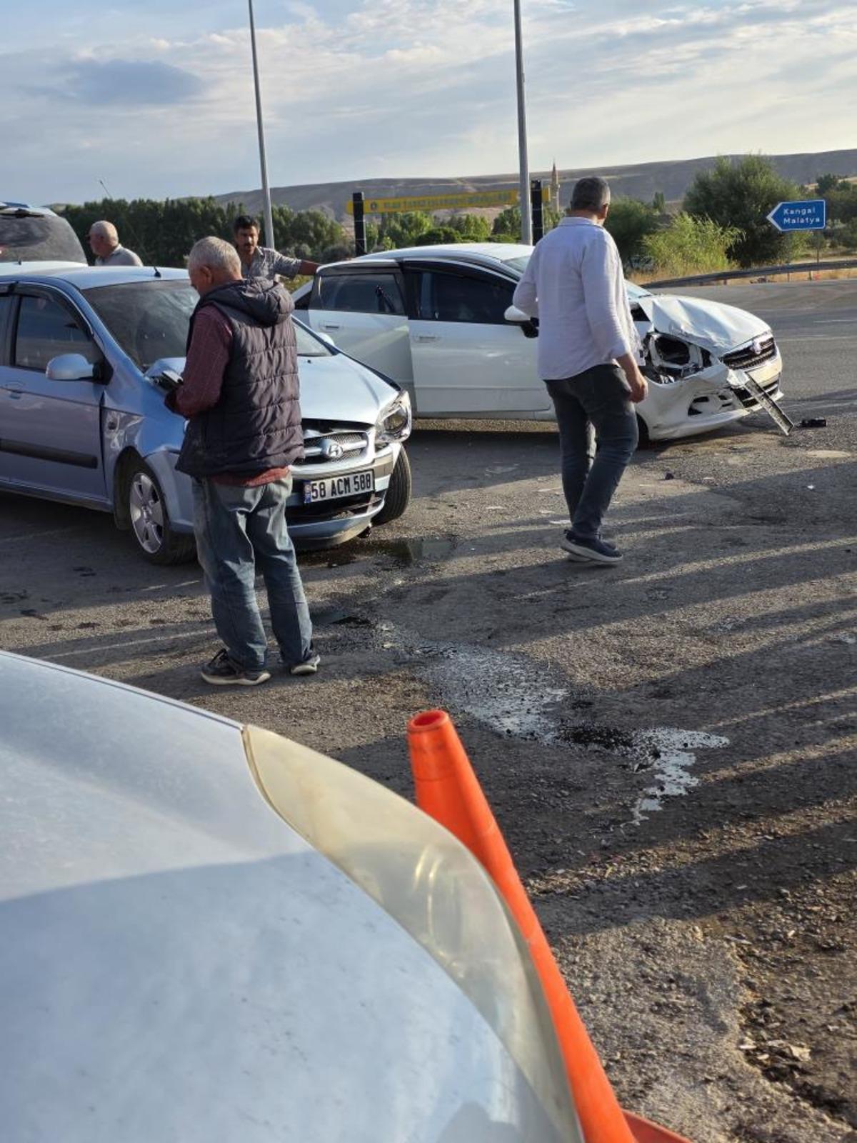 Sivas ta &uuml;&ccedil; otomobil &ccedil;arpıştı: 7 yaralı 2