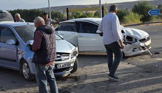 Sivas'ta &uuml;&ccedil; otomobil &ccedil;arpıştı: 7 yaralı
