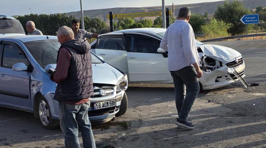 Sivas'ta &uuml;&ccedil; otomobil &ccedil;arpıştı: 7 yaralı