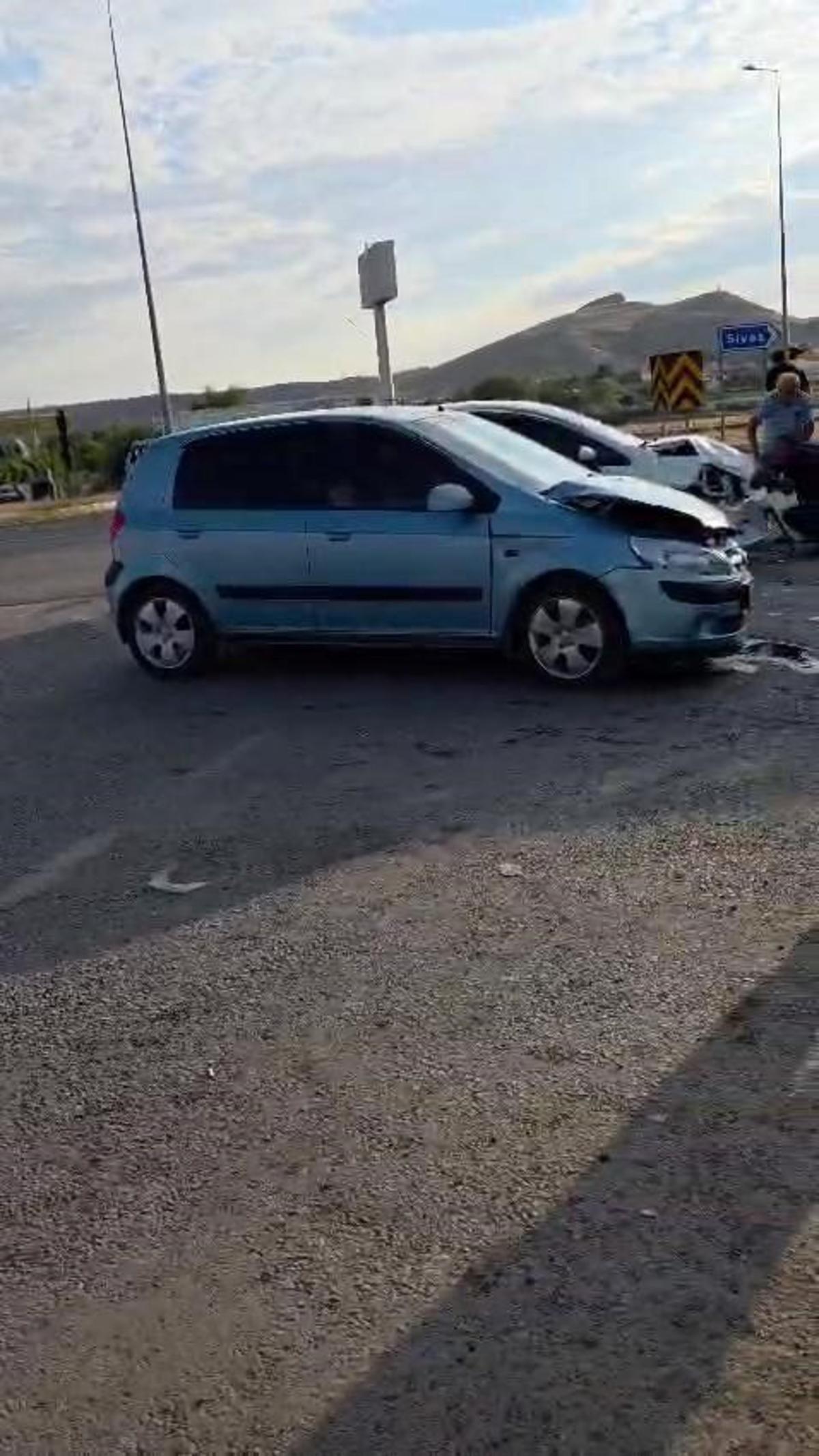 Sivas ta &uuml;&ccedil; otomobil &ccedil;arpıştı: 7 yaralı 3