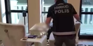 "T&uuml;rkiye&rsquo;yi satın alırım" s&ouml;zleriyle u&ccedil;akta olay &ccedil;ıkartmıştı! Evinde uyuşturucu bulundu