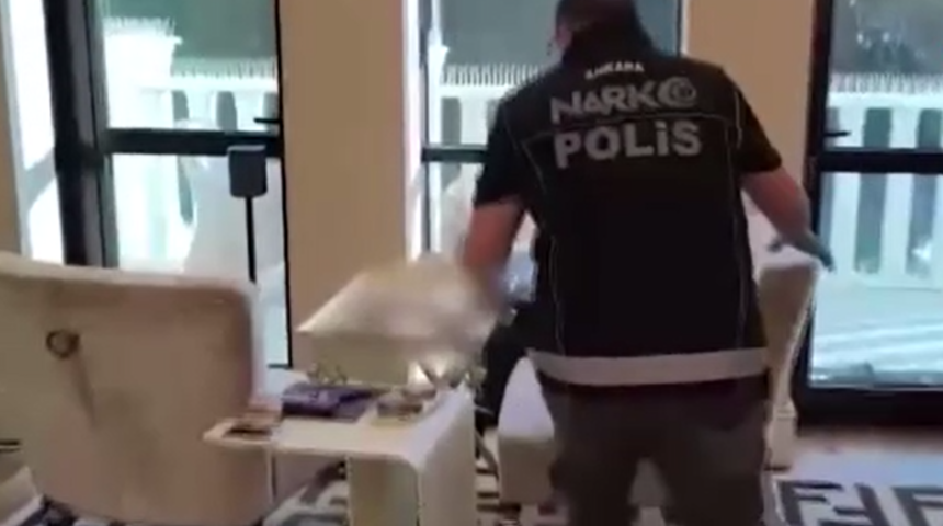 "T&uuml;rkiye&rsquo;yi satın alırım" s&ouml;zleriyle u&ccedil;akta olay &ccedil;ıkartmıştı! Evinde uyuşturucu bulundu
