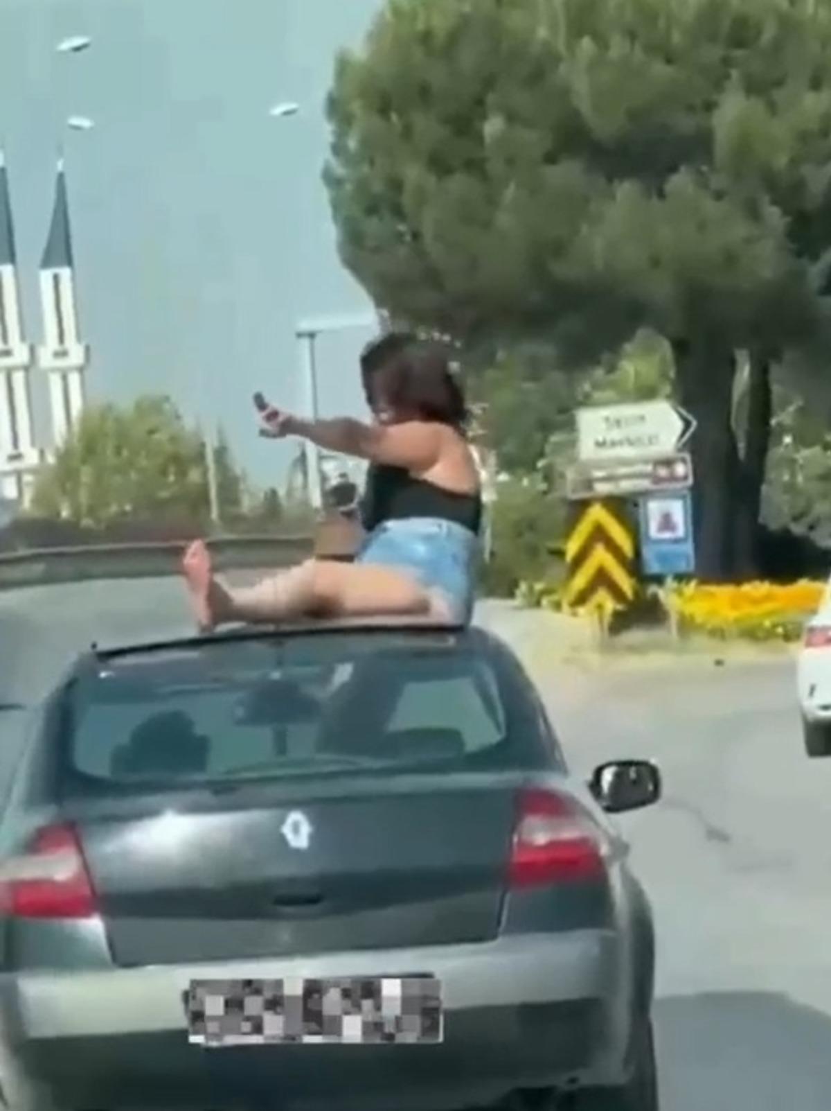 Tepki çeken görüntüler! Aracın tavanına çıkıp öyle şeyler yaptı ki... 2