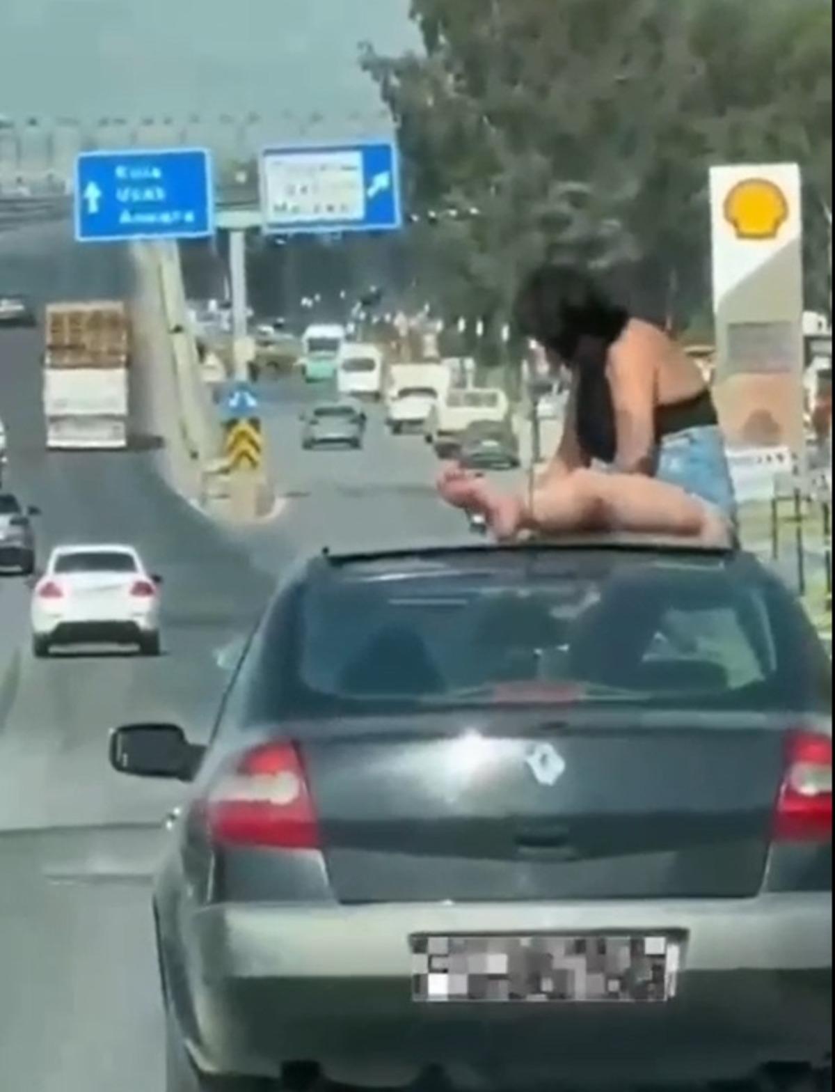 Tepki çeken görüntüler! Aracın tavanına çıkıp öyle şeyler yaptı ki... 1