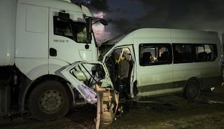 Hatay&rsquo;da iş&ccedil;i servisi tırla kafa kafaya &ccedil;arpıştı: 1 &ouml;l&uuml;, 15 yaralı