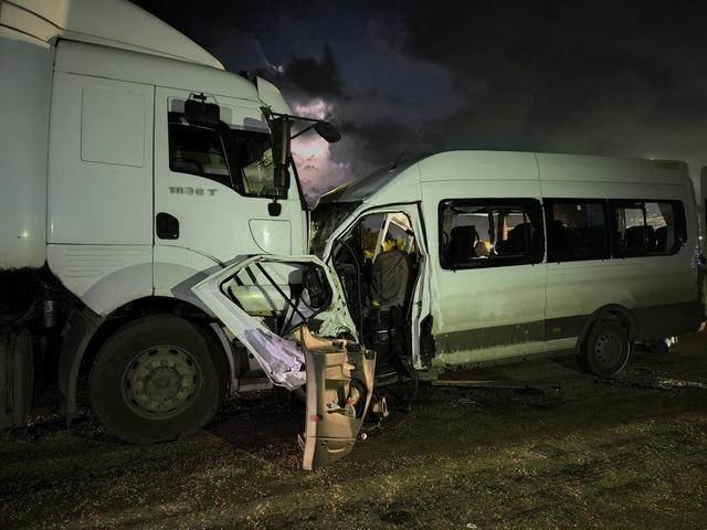 Hatay&rsquo;da iş&ccedil;i servisi tırla kafa kafaya &ccedil;arpıştı: 1 &ouml;l&uuml;, 15 yaralı