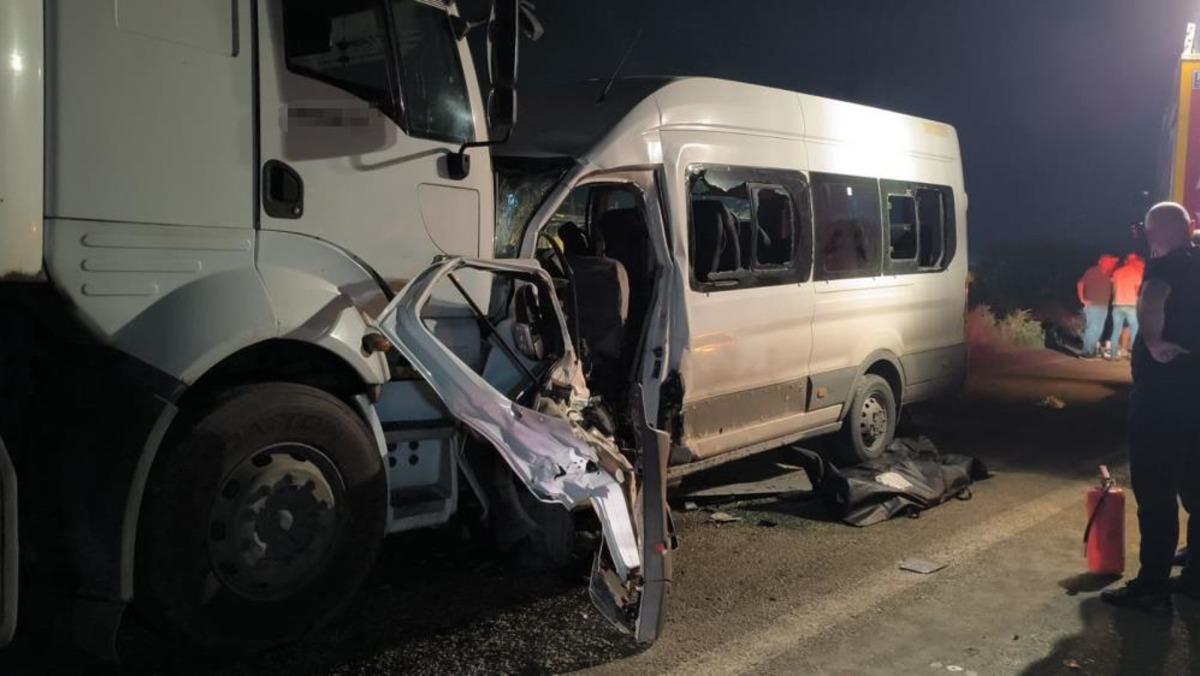 Hatay’da işçi servisi tırla kafa kafaya çarpıştı: 1 ölü, 15 yaralı 1