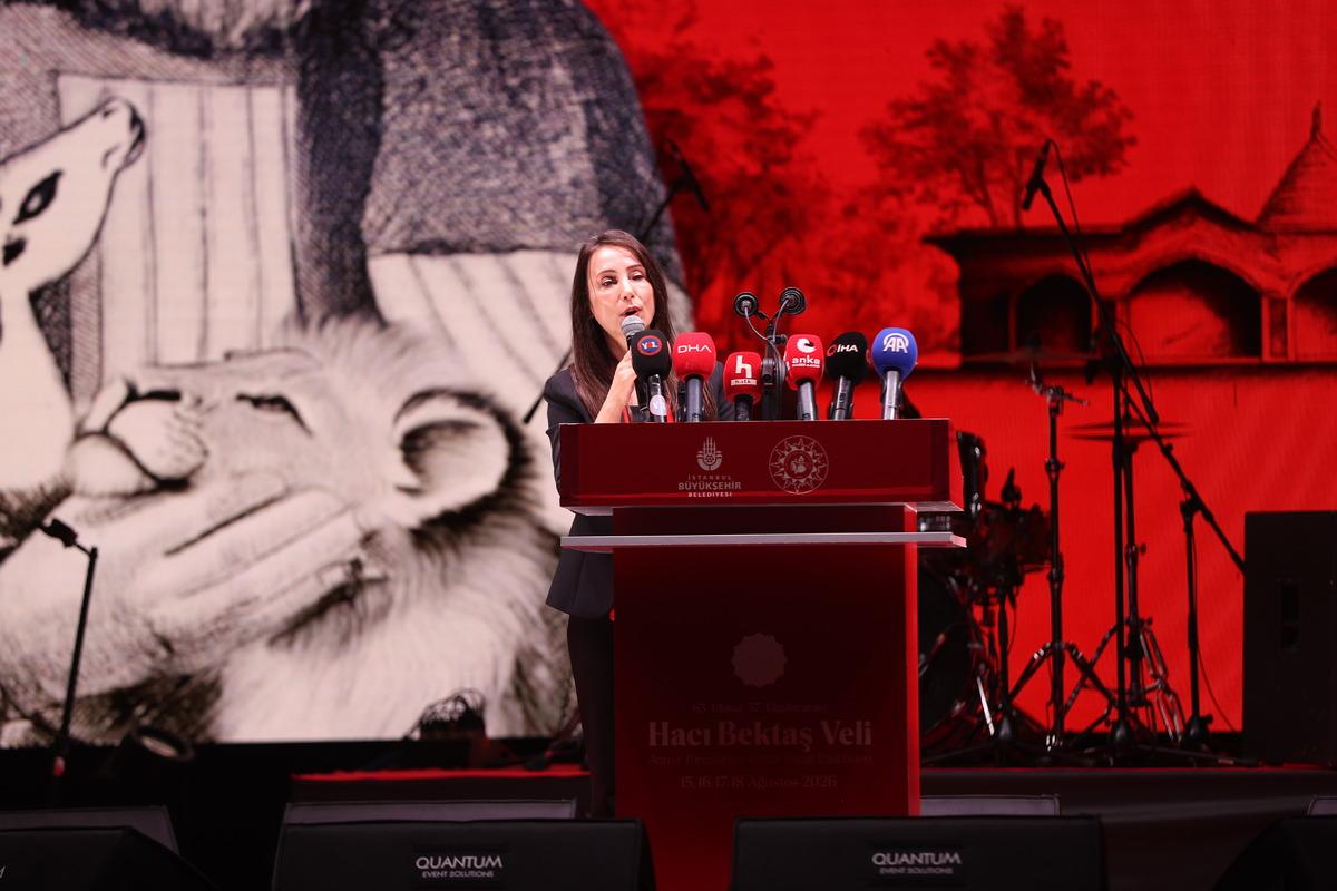 Sabahat Akkiraz sahneye çıkınca Tülay Hatimoğulları yerini terk etti 3
