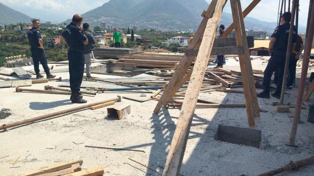 Eşini ve kayınvalidesini bıçaklayan şahıs intihar teşebbüsünü canlı yayınladı