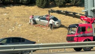 Bursa'da otomobil bariyerleri aşarak tarlaya u&ccedil;tu