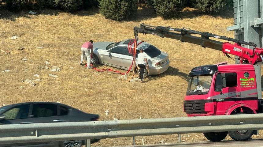 Bursa'da otomobil bariyerleri aşarak tarlaya u&ccedil;tu
