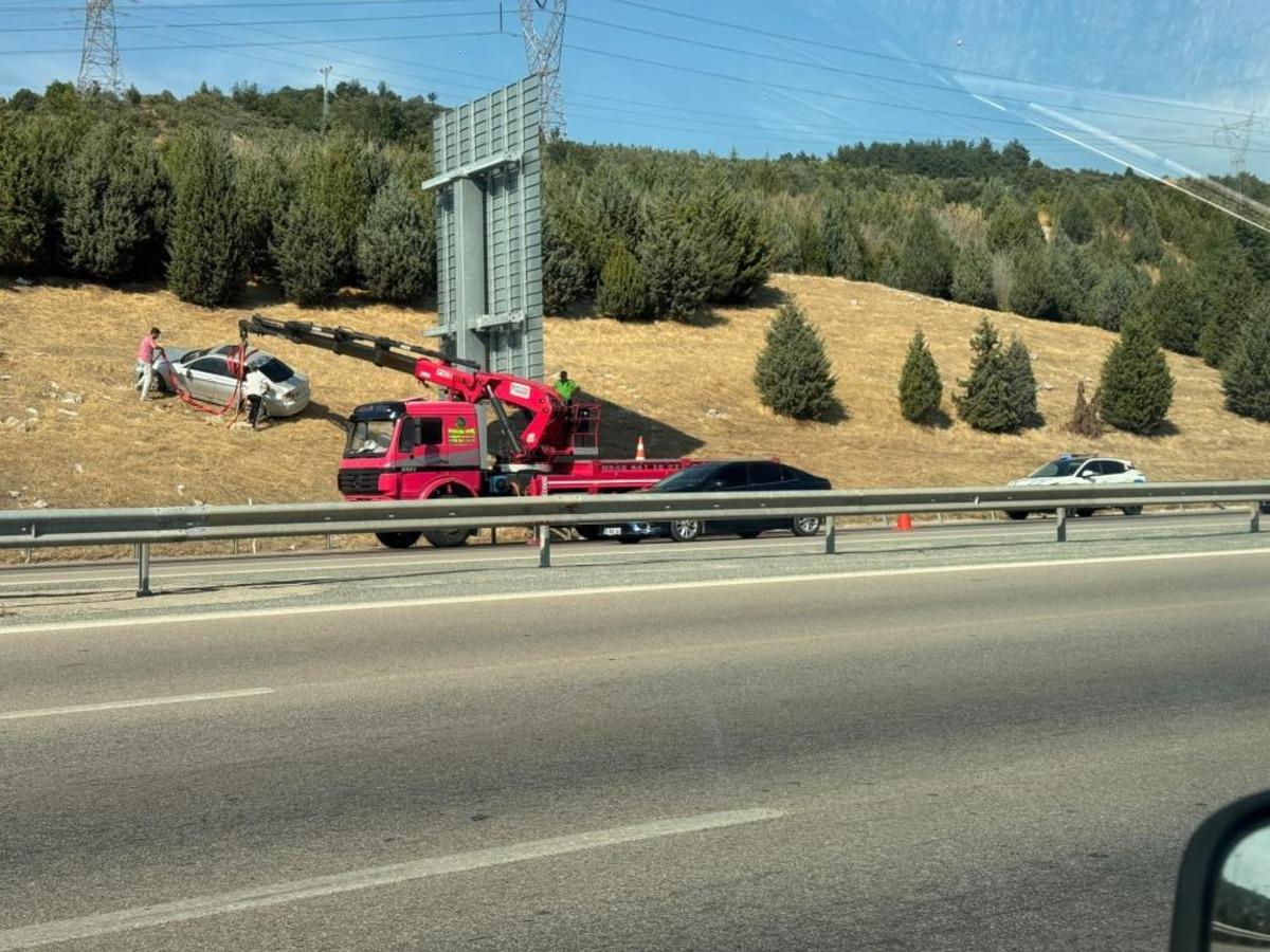 Bursa da otomobil bariyerleri aşarak tarlaya u&ccedil;tu 1