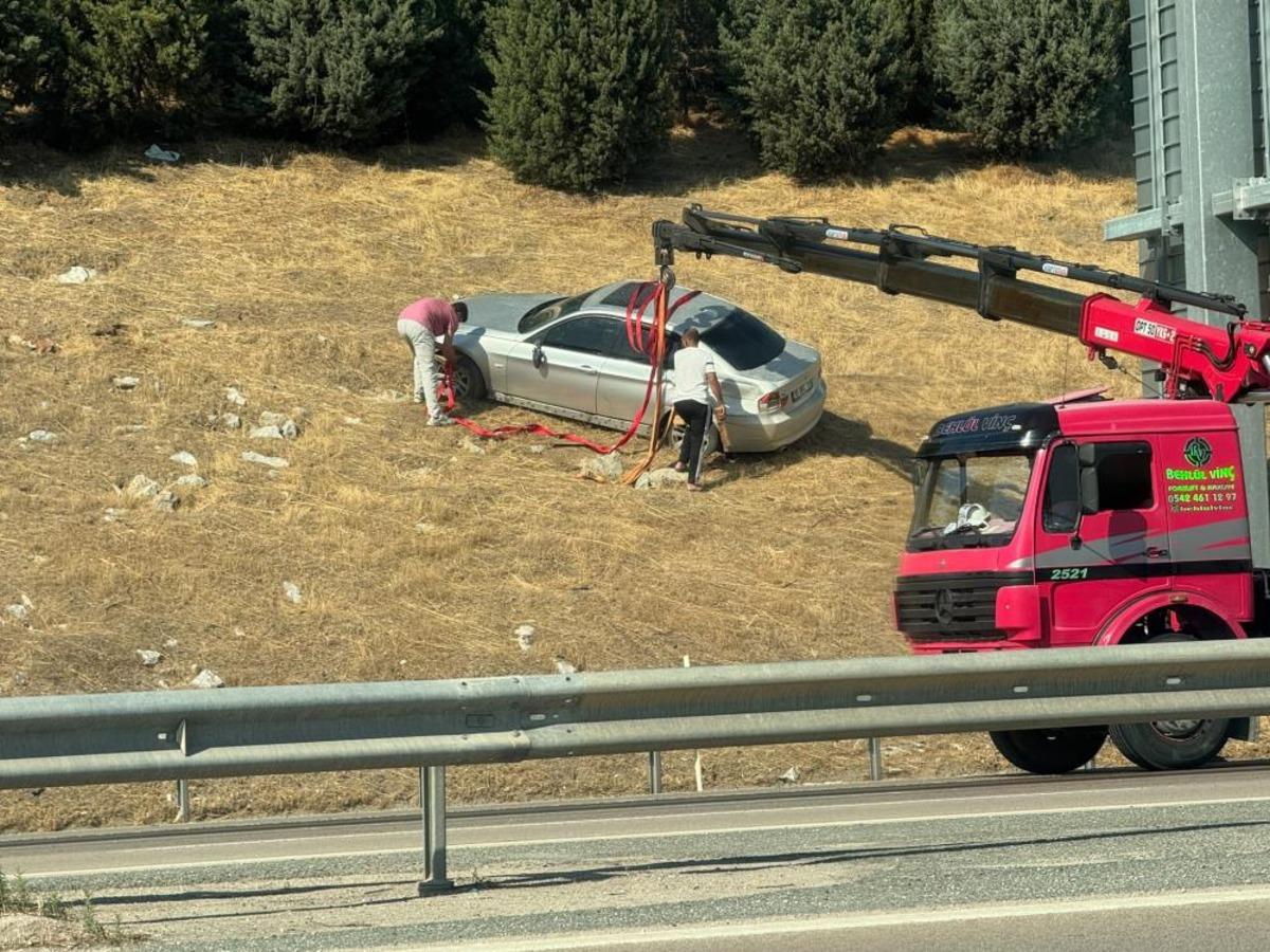 Bursa da otomobil bariyerleri aşarak tarlaya u&ccedil;tu 2