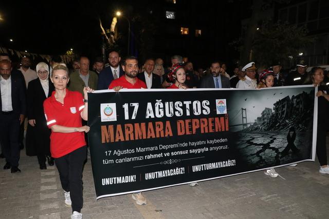 Marmara Depremi nde hayatını kaybedenler Yalova da anıldı 1