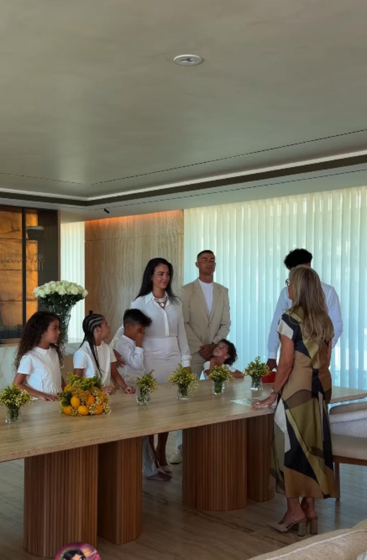 Cristiano Ronaldo ve Georgina Rodriguez in d&uuml;ğ&uuml;n&uuml;nden kareler! Gelinlik ve damatlık yok 3