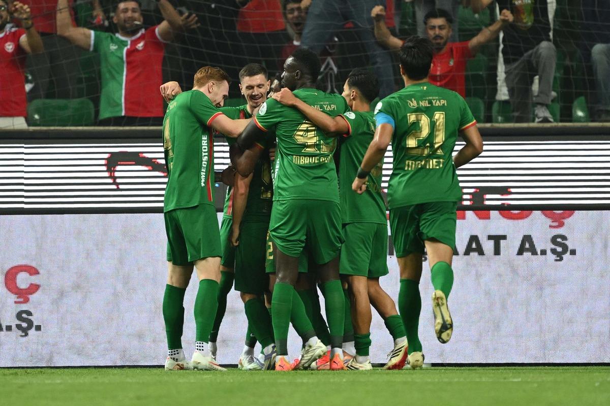 Amedspor-Erzurumspor maçı öncesi provokasyon girişimi! Polis hemen müdahale etti 1