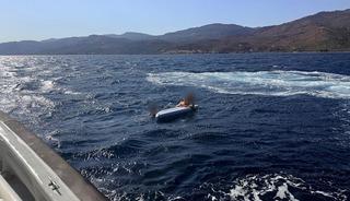 &Ccedil;anakkale Boğazı&rsquo;nda s&uuml;r&uuml;klenen 2 k&uuml;rek s&ouml;rf&ccedil;&uuml;s&uuml; kurtarıldı