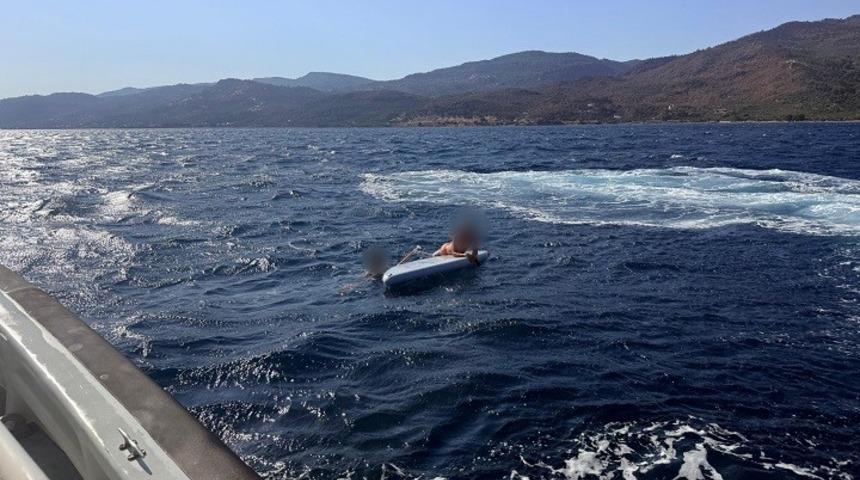 &Ccedil;anakkale Boğazı&rsquo;nda s&uuml;r&uuml;klenen 2 k&uuml;rek s&ouml;rf&ccedil;&uuml;s&uuml; kurtarıldı