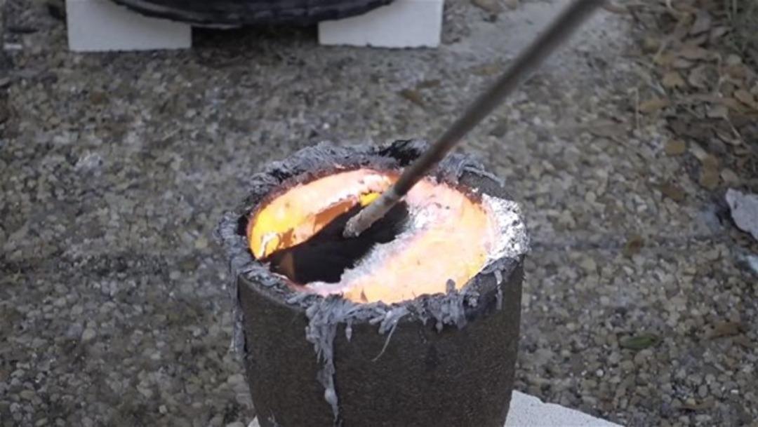 iPhone'u al&uuml;minyuma attı 