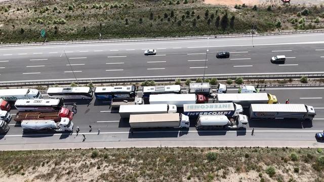 Saniyelik çarpışma bir aileyi parçaladı: Ölenler 3 küçük kardeşmiş! Kuzey Marmara Otoyolu ndaki kazada kahreden detay 11