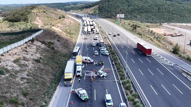 Saniyelik çarpışma bir aileyi parçaladı: Ölenler 3 küçük kardeşmiş! Kuzey Marmara Otoyolu ndaki kazada kahreden detay 8