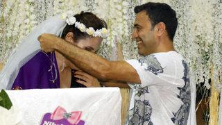 Funda Arar sahnede nikâh tazeledi