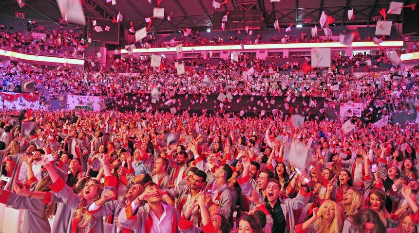 İK&Uuml;, 20'nci d&ouml;nem mezunlarını verdi