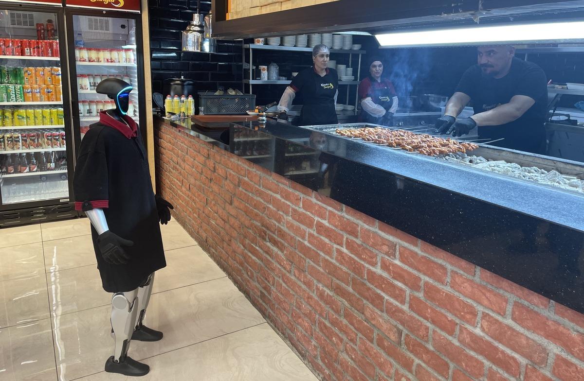 Maaşı ve izin günü var! Çin den gelen robot garsona yoğun ilgi 3