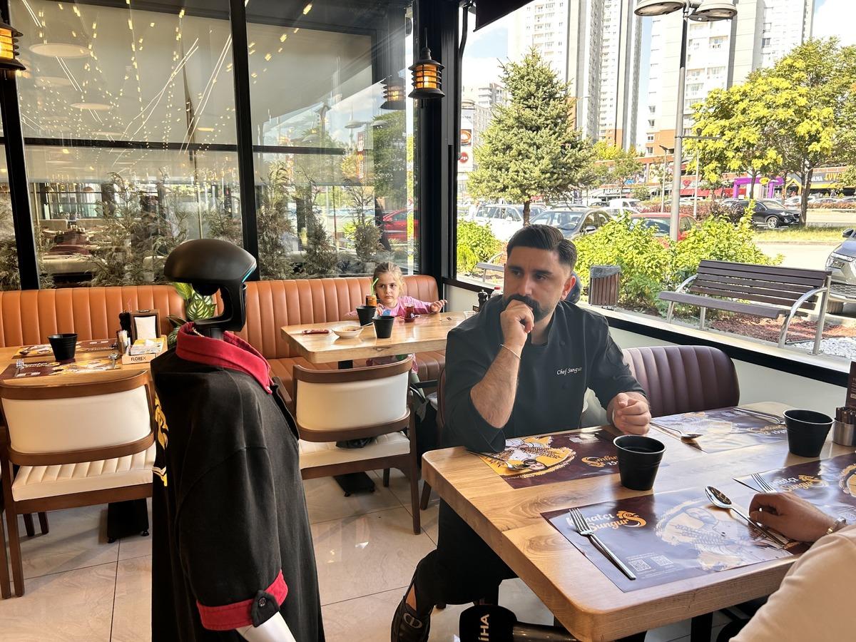 Maaşı ve izin günü var! Çin den gelen robot garsona yoğun ilgi 4