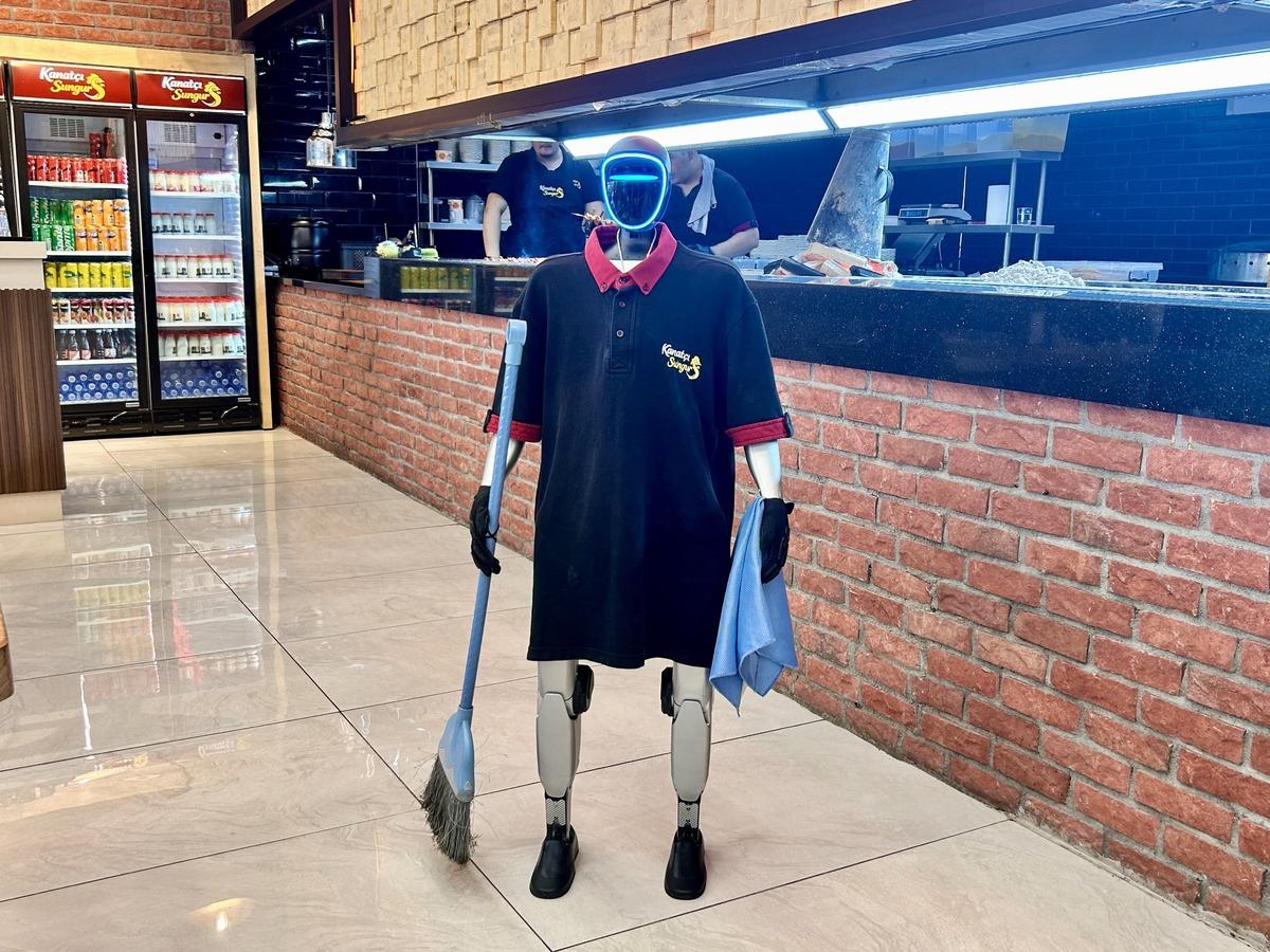 Maaşı ve izin günü var! Çin den gelen robot garsona yoğun ilgi 1