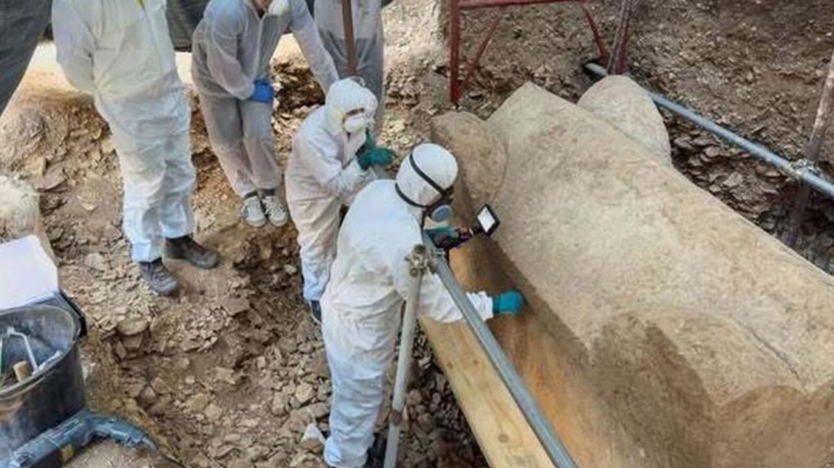 1500 yıl boyunca mühürlüydü: Tam 5 ton ağırlığında! İçinden bakın kim çıktı 1