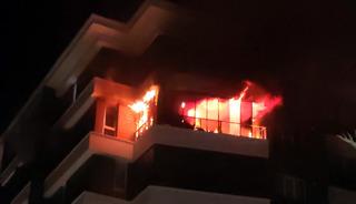 Apartmanda sabaha karşı panik! Alevler y&uuml;kseldi, 14 kişi hastanelik oldu