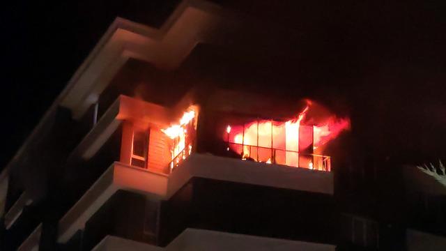 Apartmanda sabaha karşı panik! Alevler yükseldi, 14 kişi hastanelik oldu